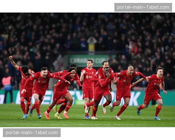 暖心一幕:对手球员搀扶抽筋的萨卡离场 暖心一幕:对手球员搀扶抽筋的萨卡离场