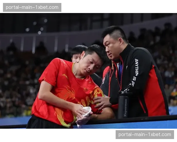 终场哨响,王牌队球员拥抱庆祝锁定季中锦标赛小组头名 终场哨响,王牌队球员拥抱庆祝锁定季中锦标赛小组头名